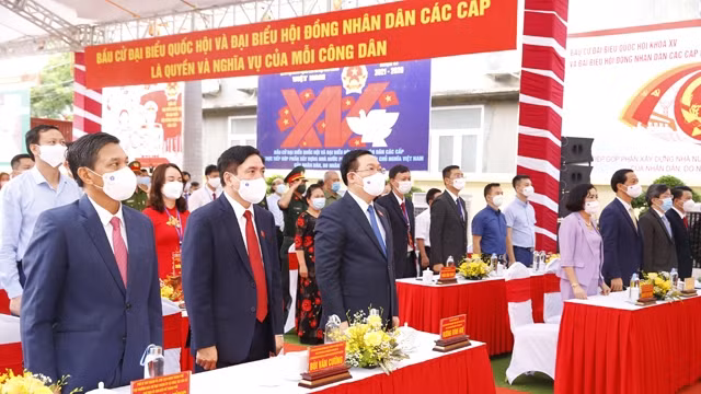 国会主席王廷惠在海防市参加投票活动。