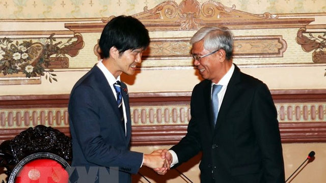 越南胡志明市人委会副主席武文欢同日本外务省副大臣铃木德一。（图片来源：越通社）