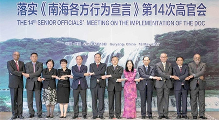 与会代表合影。（图片来源：越通社）