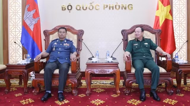 越南人民军副总参谋长范玉明会见柬埔寨王家宪兵副司令安•索坤。
