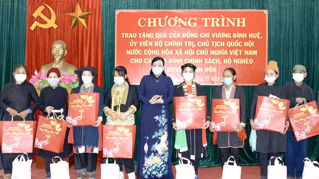 太原省委书记阮青海向定化县优抚家庭和贫困户家庭转交国会主席王廷惠赠送的500份春节礼物。