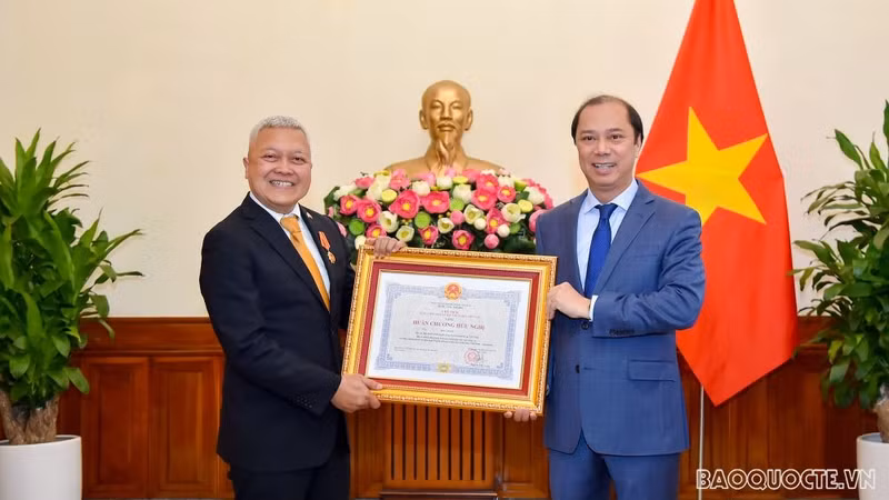 印尼驻越南大使荣获越南的友谊勋章。（图片来源：世界与越南报）