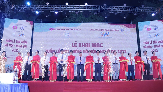 2022年河内-义安产品周开幕剪彩仪式。