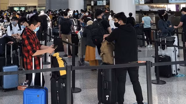 越南公民在机场办理登机手续。