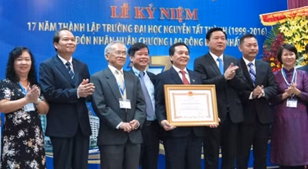 授勋仪式。（图片来源：越南共产党电子报）