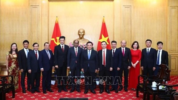 双方代表合影。（图片来源：越通社）