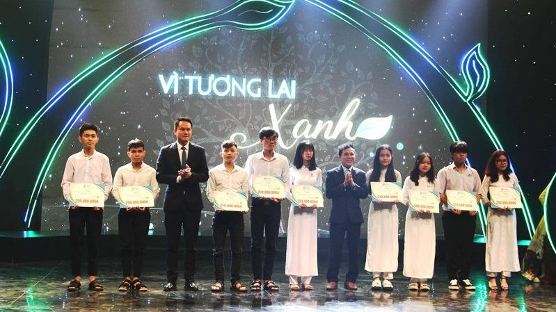 向灾区学生颁发奖学金。（图片来源：人民报网）