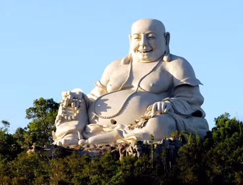 天禁山上的佛像。 (Photo: 图片来源：越南快讯报网)