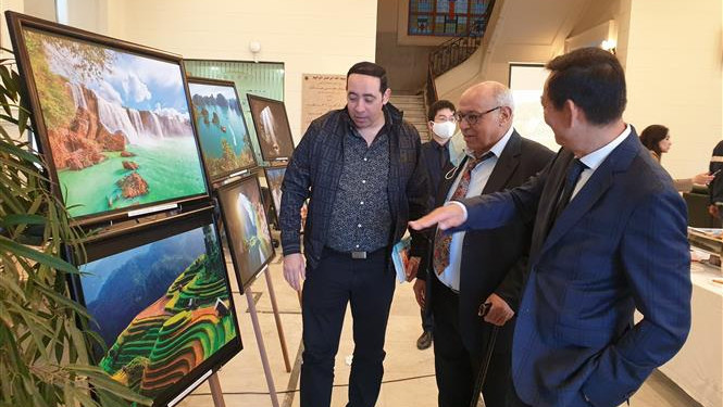 各位代表参观图片展。