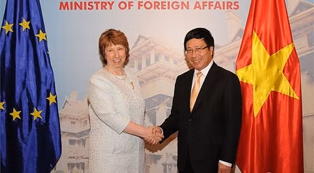 政府副总理兼外交部长范平明与客人。