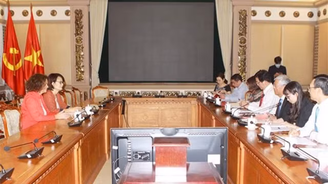 胡志明市人民委员会副主席武文欢会见世界银行驻越南首席代表卡罗琳•特克。