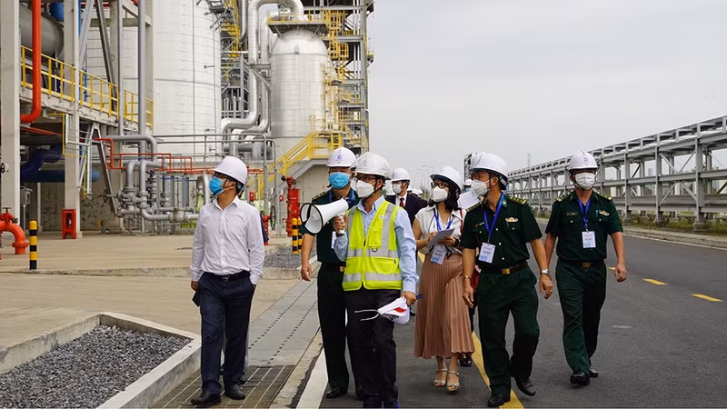 东南亚最大液化石油气地下储气井投入使用。