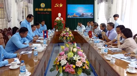 广南省劳动联合会与老挝巴塞省工会联合会签署合作备忘录。（图片来源：越通社）