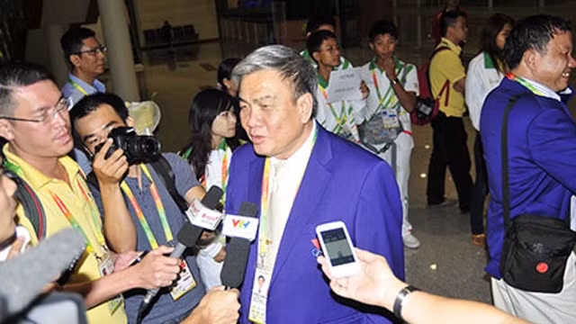 第27届东运会越南体育代表团团长林光成接受记者采访。（图片来源：民智报网）