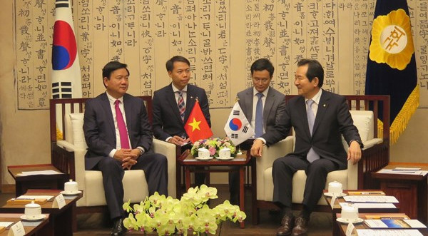 胡志明市市委书记丁罗升会见韩国国会议长丁世均。