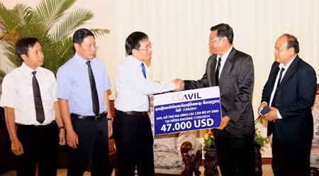 越南对老挝投资商协会代表给老挝政府办公厅代表赠予捐款。（图片来源：越通社）