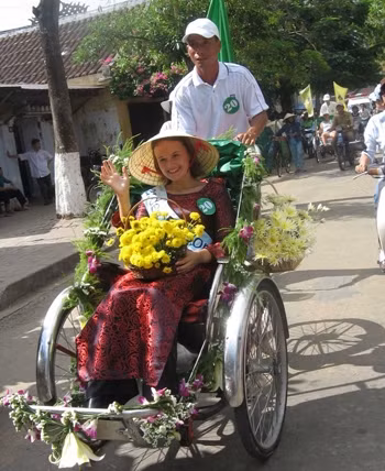 越南的三轮车乘客在前，车夫在后，很特殊。
