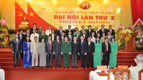 吴春历大将与代表合影。（图片来源：人民报网）