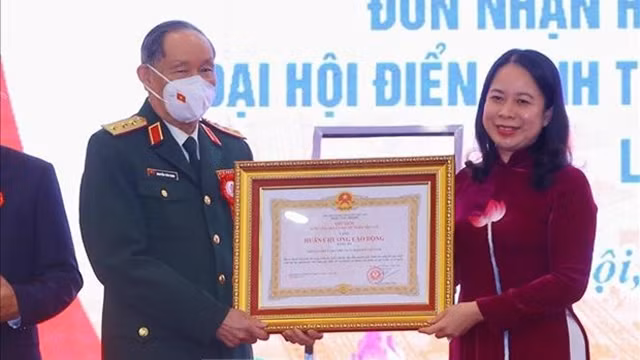 国家副主席、中央竞赛奖励委员会第一副主席武氏映春向越南橙剂/二恶英受害者协会授予三等劳动勋章。