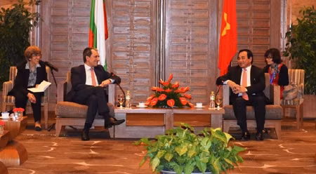 岘港市领导会见保加利亚总理普拉门。