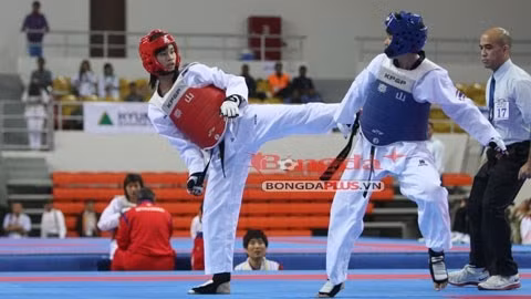 越南跆拳道选手范氏秋贤（左）在比赛中。（图片来源：越南足球报网）