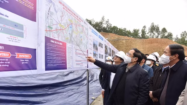 越南政府总理范明正视察东部北-南高速公路项目施工进度。（陈海 摄）