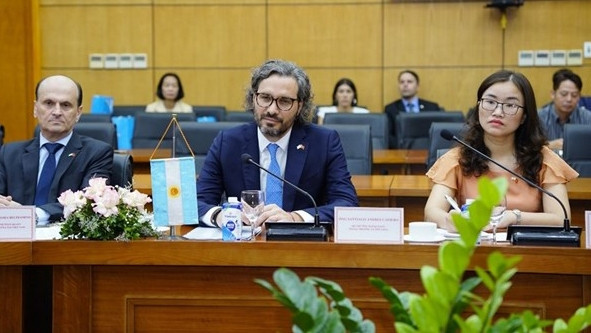 圣地亚哥··卡菲罗部长（中）发表讲话。