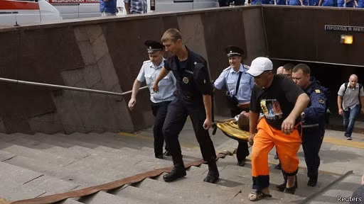 莫斯科地铁脱轨导致10人死亡，几十人受伤。图片来源：路透社