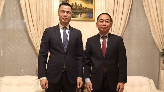 邓黄江大使与索•文柯大使合影留念。