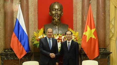 陈大光主席和谢尔盖·拉夫罗夫部长。（图片来源：VOV）