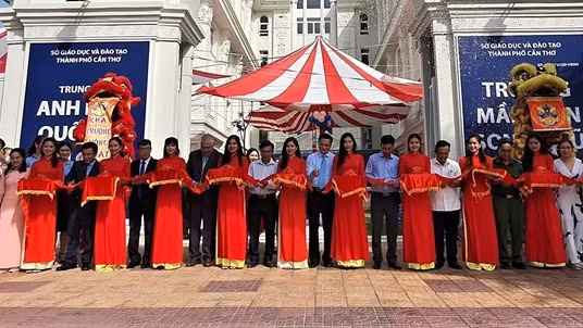 美国双语幼儿园揭牌剪彩仪式。（图片来源：越通社）