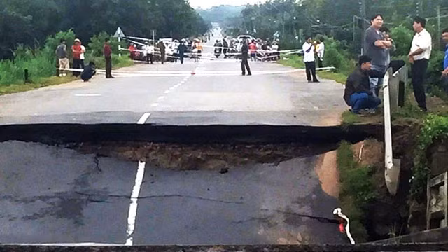 2号新河大桥垮塌。