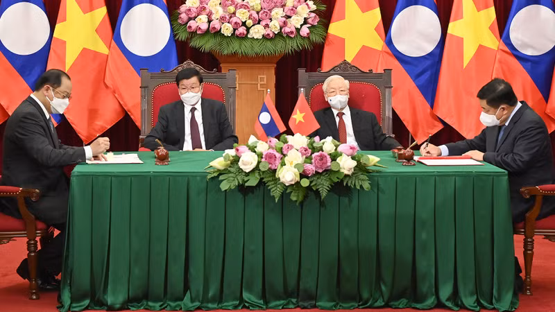 越共中央总书记阮富仲与老挝人民革命党中央总书记、国家主席通伦·西苏里出席越老合作文件签字仪式。（登科 摄）