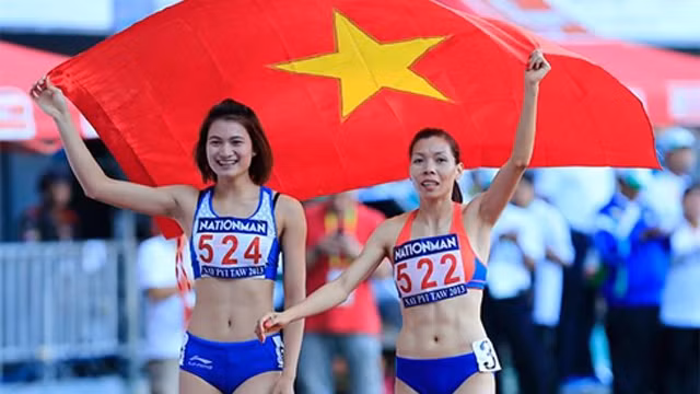 阮氏莺和武氏香手中高举国旗表示庆祝。（图片来源：越南快讯报网）