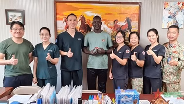 患者前来感谢三号二级野战医院医护队伍。（图片来源：人民军队报）