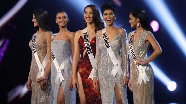 越南佳丽贺欣聂（右二）入围2018年环球小姐5强