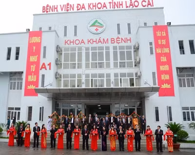 老街省综合医院举行竣工剪彩仪式。 (Photo: 图片来源：越南社会主义共和国中央政府门户网站)