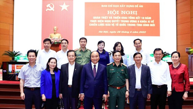 国家主席阮春福同与会代表合影。（图片来源：越通社）