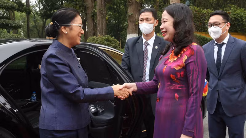 越南国家副主席武氏映春与老挝国家副主席巴妮·雅陶都。（图片来源：国际报）