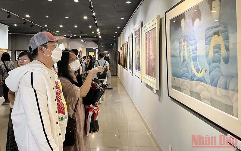 丝绸画展吸引众多人的关注。（图片来源：人民报网）