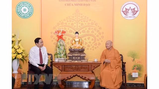 陈青敏同志看望慰问越南佛教协会治事理事会主席释善仁长老。