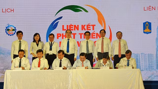 东南部地区旅游合作协议签字仪式。（图片来源：西宁报）