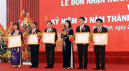 经济—工业技术大学荣获胡志明勋章。