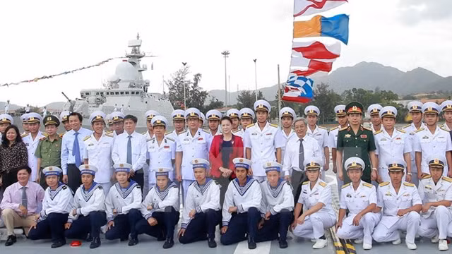 国会主席阮氏金银与第162旅的干部战士合影。（图片来源：越通社）