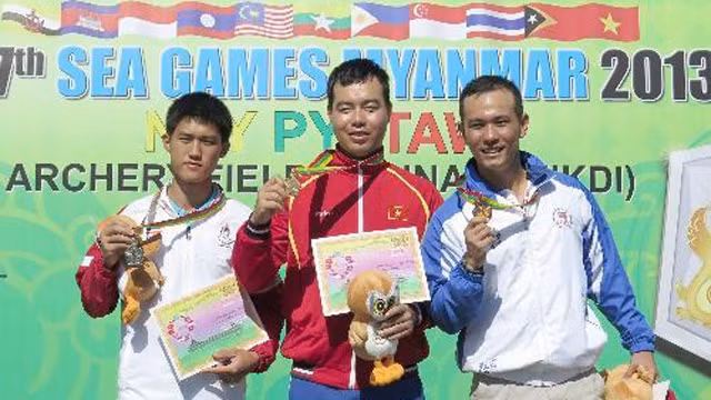 阮进纲选手（中）在颁奖台上。（图片来源：越通社）