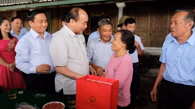 阮春福总理走访慰问德寿县松影乡州内村居民。（图片来源：VGP）