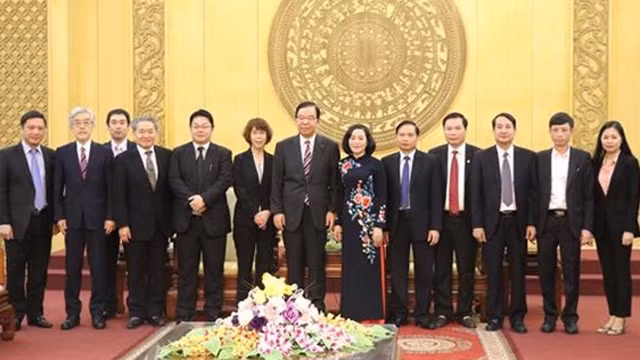 宁平省委书记阮氏青同日本共产党代表团合影。