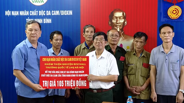 热爱越南日本人协会向宁平省橙剂受害者赠送慰问品。（图片来源：《宁平省电视传播报》）