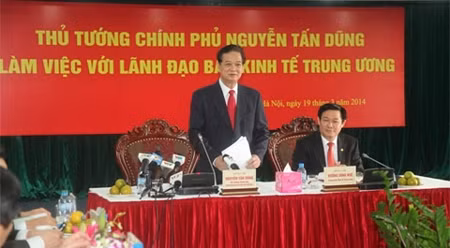 阮晋勇总理同中央经济部举行工作会议。（图片来源：越通社）