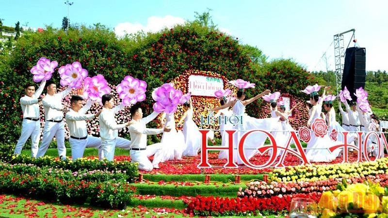 玫瑰花节开幕式上的文艺表演活动。